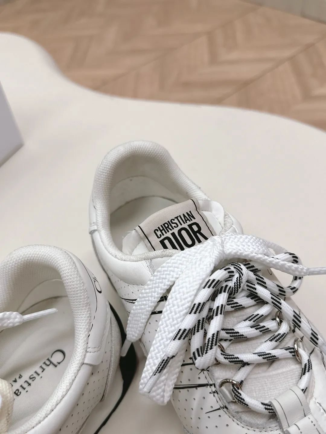 👟👟Ex-factory price 660👟👟 Dior sketch Dior spring and summer catwalk style graffiti sketch moral training shoes Forrest shoes. Original development. The most photographed item in the 25ss spring and summer show. This pair of shoes has changed the single design style of Forrest shoes in the previous impression. It retains the original shape. The details are very in line with the current fashion trend, but it also incorporates the manager's new understanding and retro feelings for Forrest shoes. The overall feeling is brand new. The material is a bit matte leather, full of retro style. It looks very high-end. The feeling on the foot is very convex. The upper foot is really good-looking and versatile. It can be worn with any style of clothes, pants and skirts. It looks good on anyone. Original combination outsole Size: 35-45
